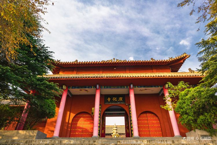 The Mountain Gate of Longmen Guanghua Temple: Stepping Into a Sacred World