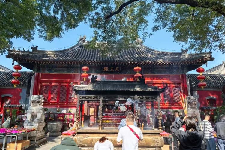 Mid-Autumn Festival at Guanghua Temple: Discovering the Chinese Tradition of Moon, Harmony, and Inner Reflection