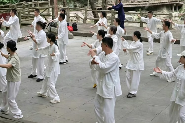 Qingcheng Mountain Daoism: Sacred Temples, Mountain Paths and the Way of Nature