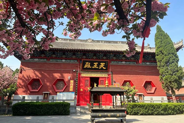 The Hidden Wisdom of Chinese Temple Architecture: Discovering Spiritual Spaces in Guanghua Temple