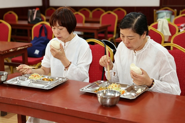 Guanghua Temple Stay in Luoyang: A Quiet Morning of Meditation & Vegetarian Breakfast
