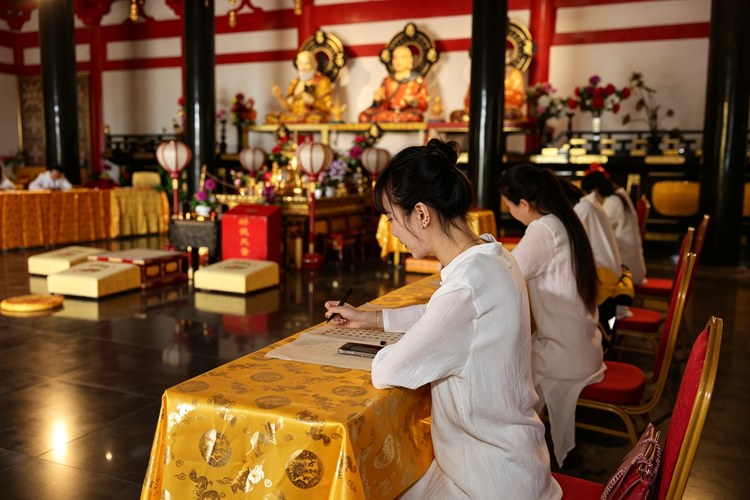 A Day in a Chinese Buddhist Temple: Discover Meditation, Tradition, and Mindful Living at Guanghua Temple