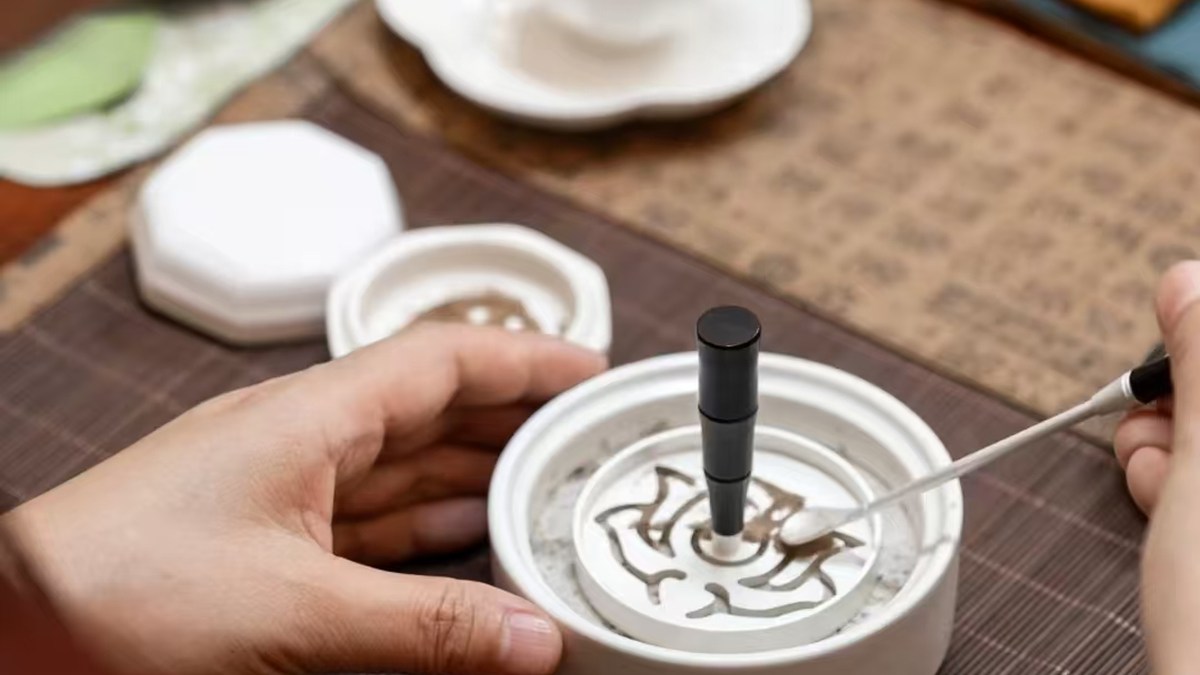Traditional Chinese incense seal art at Funzendo