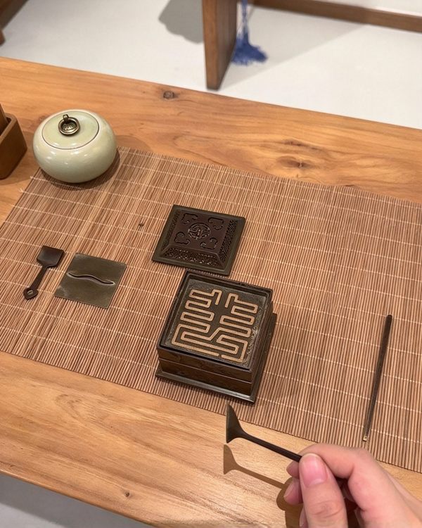 Traditional Chinese incense practice and contemplation